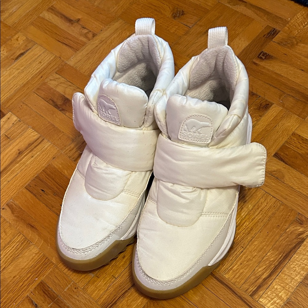 Gorgeous barely off-white and white gum sole Sorel ONA RMX Puffy boots. Size 8.5